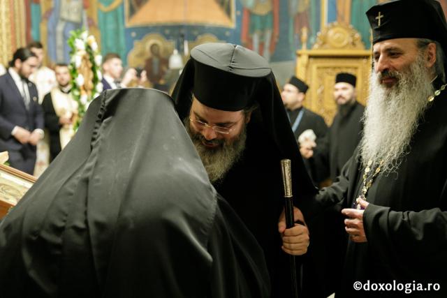Presfințitul Ignatie, întâmpinat la Huși de credincioși, preoți, monahi și monahii (galerie FOTO)