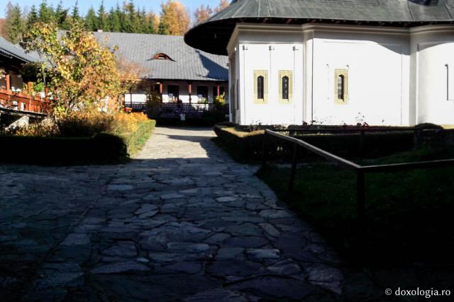 (Foto) Culorile toamnei la Mănăstirea Sihăstria