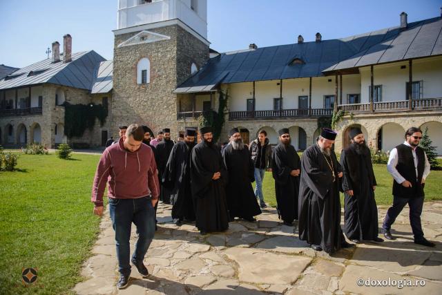 Corul Mănăstirii Hamatoura din Liban în pelerinaj la mănăstirile nemţene (galerie FOTO)