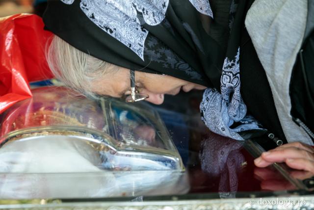 Primii pelerini s-au întâlnit în rugăciune cu Sfintele Parascheva și Tecla (galerie FOTO)