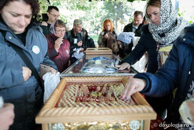 Primii pelerini s-au întâlnit în rugăciune cu Sfintele Parascheva și Tecla (galerie FOTO)