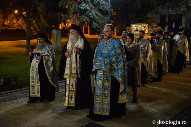 (Foto) Procesiunea de scoatere spre închinare a moaștelor Sfintei Cuvioase Parascheva, 2017