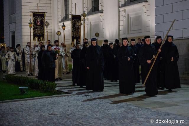 (Foto) Procesiunea de scoatere spre închinare a moaștelor Sfintei Cuvioase Parascheva, 2017