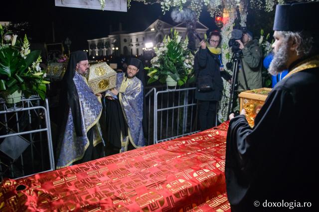 (Foto) Procesiunea de scoatere spre închinare a moaștelor Sfintei Cuvioase Parascheva, 2017