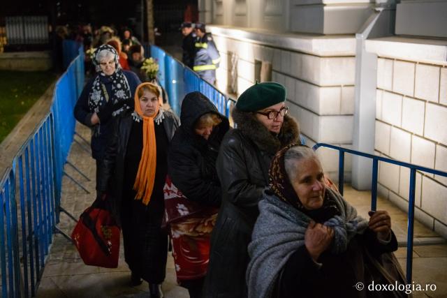 (Foto) Procesiunea de scoatere spre închinare a moaștelor Sfintei Cuvioase Parascheva, 2017