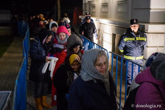 (Foto) Procesiunea de scoatere spre închinare a moaștelor Sfintei Cuvioase Parascheva, 2017