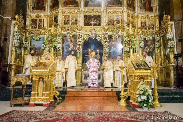 (Foto) Priveghere şi Liturghie arhierească pentru Sfântul Apostol Andrei la Iaşi