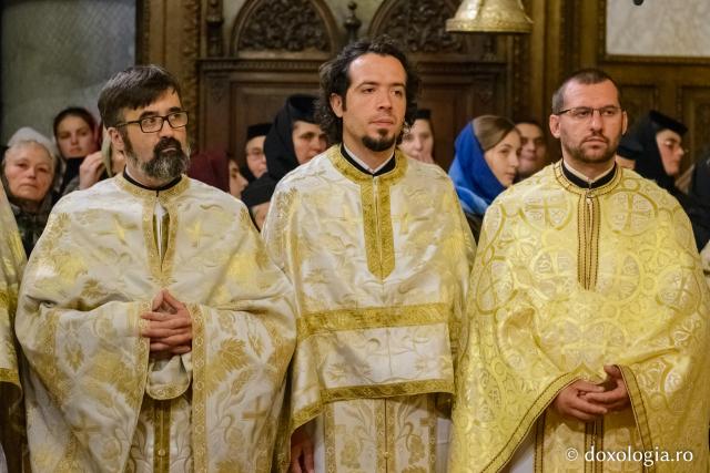 (Foto) Slujba de priveghere a Sfintei Cuvioase Parascheva la Catedrala din Iaşi – 2017