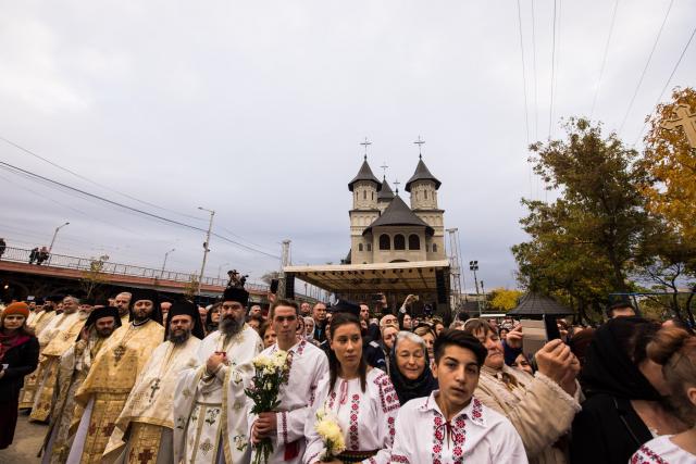 (Foto) 8 ierarhi, 100 de preoți și mii de credincioși, la sfințirea Bisericii „Sfântul Ierarh Nectarie” din Iași