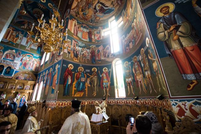 (Foto) 8 ierarhi, 100 de preoți și mii de credincioși, la sfințirea Bisericii „Sfântul Ierarh Nectarie” din Iași