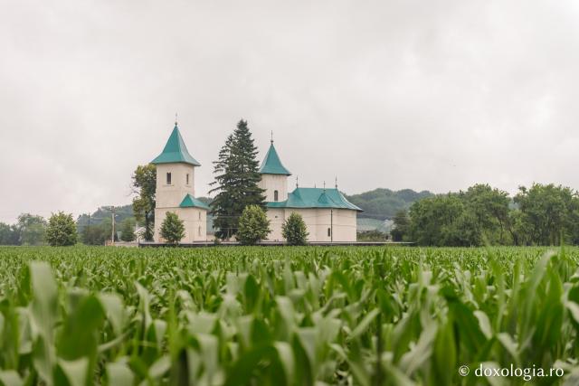 Runc - mănăstirea din codrii de la granița Bacăului cu Neamțul (galerie FOTO)