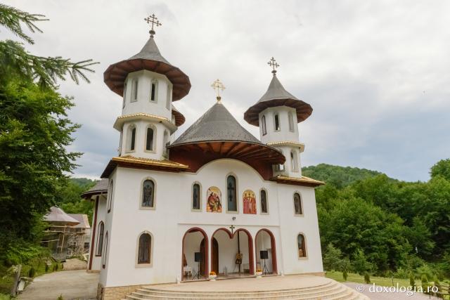 (Foto) Codreanu – mănăstirea de pe valea Oituzului 