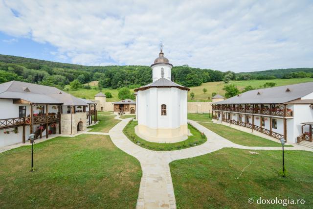 (Foto) Mănăstirea închinată Adormirii Maicii Domnului de la Răchitoasa
