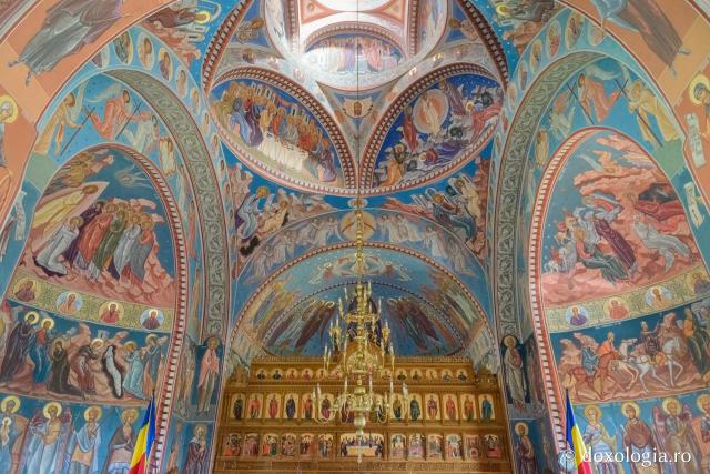 Mănăstirea Parincea (galerie FOTO)