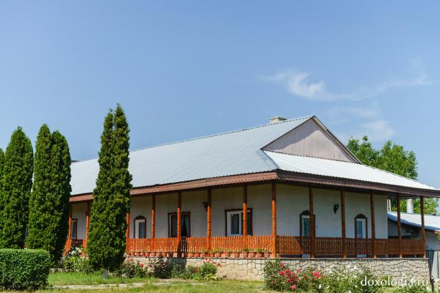 Mănăstirea Parincea (galerie FOTO)