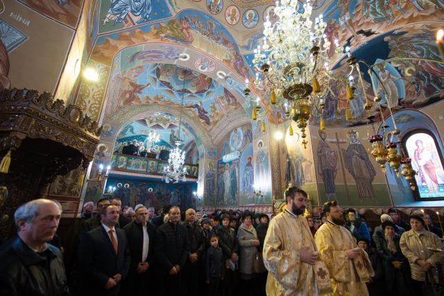 (Foto) Liturghie arhierească în cinstea Sfântului Ierarh Nectarie Taumaturgul, la Târgu Neamț