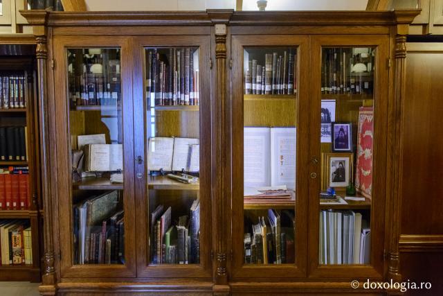 (Foto) Preumblare printre rafturile bibliotecii Mănăstirii Simonos Petra – Athos