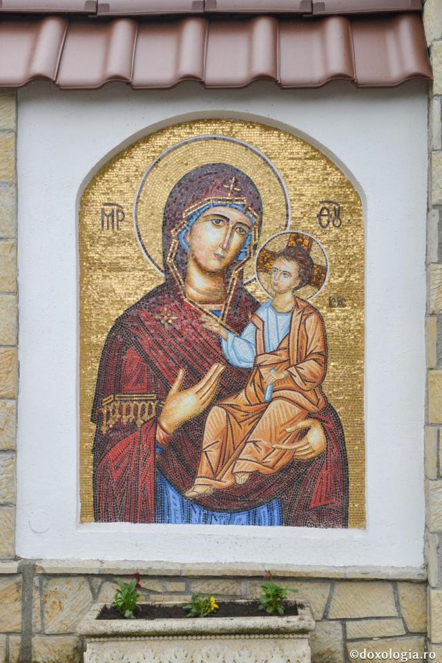 Maica Domnului - „Cămara cea însufleţită a lui Hristos Domnul” (Galerie FOTO)