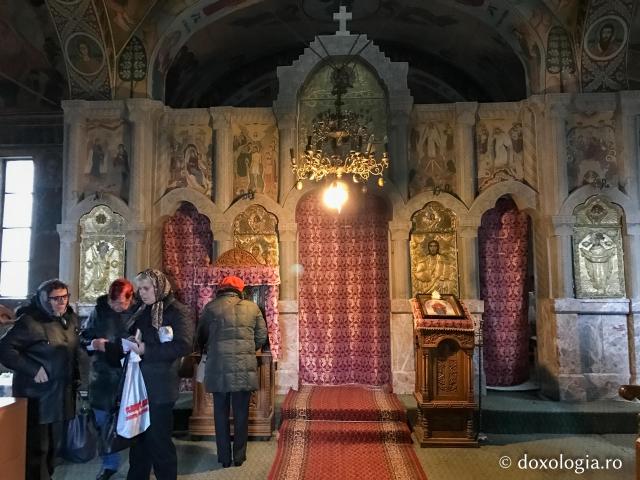 (Foto) Pelerin la Peştera Sfântului Andrei ‒ „Bethleemul creştinismului românesc” 