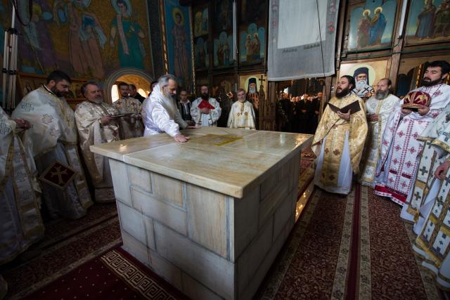 Resfințirea Sfintei Mese și Liturghie arhierească la Parohia „Sfinții Apostoli Petru și Pavel” - Hangu (galerie FOTO)