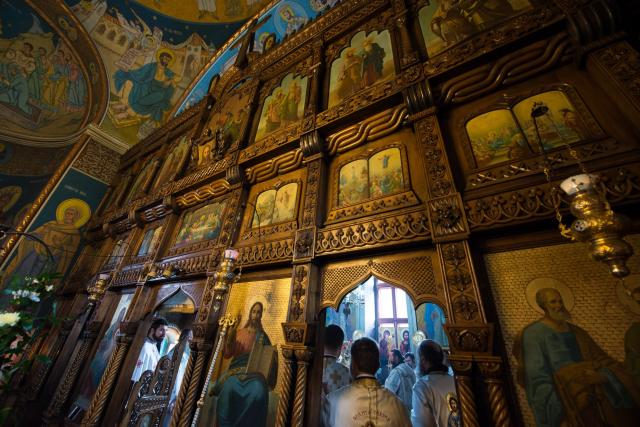 Resfințirea Sfintei Mese și Liturghie arhierească la Parohia „Sfinții Apostoli Petru și Pavel” - Hangu (galerie FOTO)