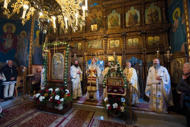 Resfințirea Sfintei Mese și Liturghie arhierească la Parohia „Sfinții Apostoli Petru și Pavel” - Hangu (galerie FOTO)