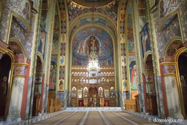 (Foto) Simbolurile Sfinților Apostoli pictate în Catedrala din Vatra Dornei 