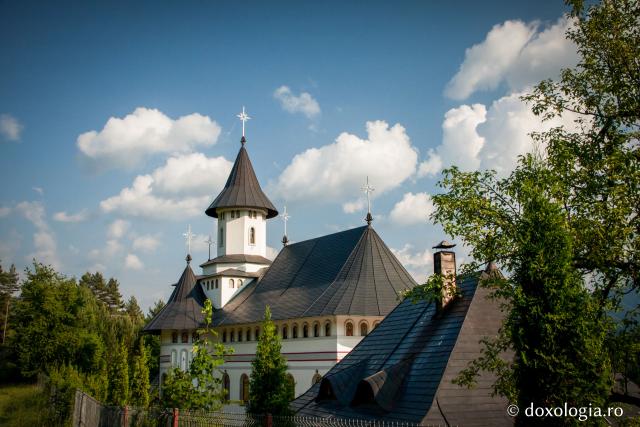 Biserica nouă a Mănăstirii Pângăraţi (galerie FOTO)