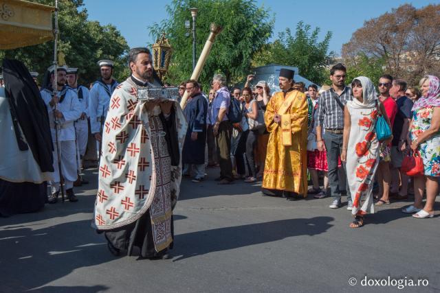 (Foto) Pelerin la procesiunea cu moaștele Sfântului Spiridon în insula Corfu