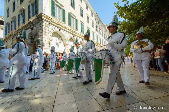 (Foto) Pelerin la procesiunea cu moaștele Sfântului Spiridon în insula Corfu