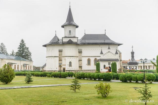 Icoane ale Sfintei Parascheva la Muzeul Arhiepiscopiei Romanului și Bacăului / Foto: Pr. Silviu Cluci Catedrala Arhiepiscopală „Sfânta Parascheva” din Roman