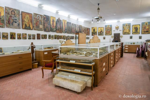 Icoane ale Sfintei Parascheva la Muzeul Arhiepiscopiei Romanului și Bacăului / Foto: Pr. Silviu Cluci Muzeul Episcopiei Romanului și Bacăului
