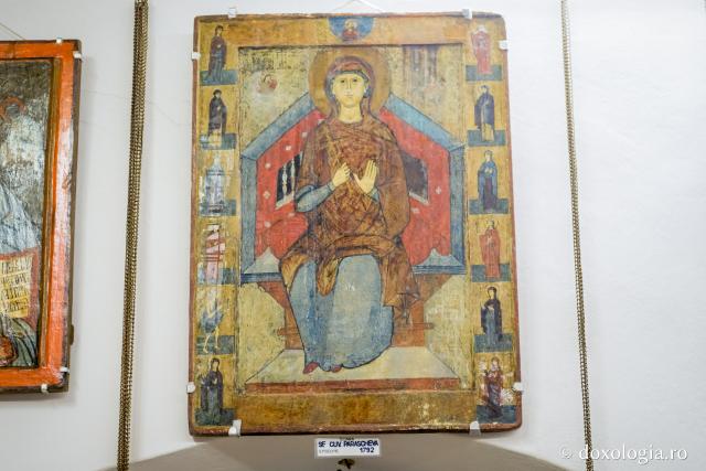Icoane ale Sfintei Parascheva la Muzeul Arhiepiscopiei Romanului și Bacăului / Foto: Pr. Silviu Cluci Sfânta Cuvioasă Parascheva de la Iași