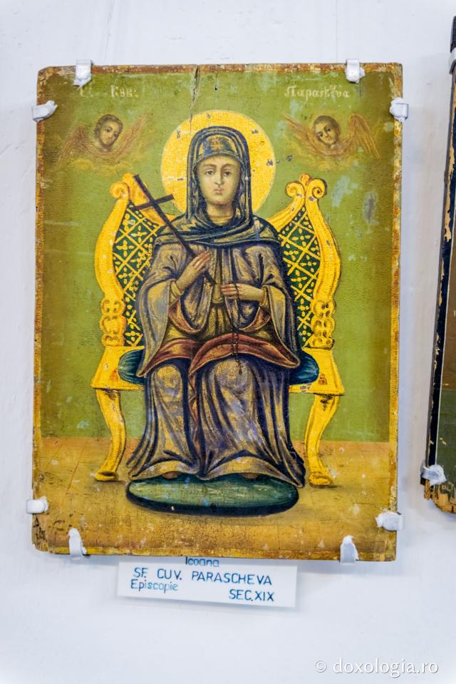 Icoane ale Sfintei Parascheva la Muzeul Arhiepiscopiei Romanului și Bacăului / Foto: Pr. Silviu Cluci Sfânta Cuvioasă Parascheva de la Iași