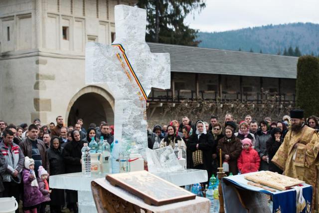 (Foto) Crucile de gheaţă de Bobotează – o tradiţie străveche (2020)