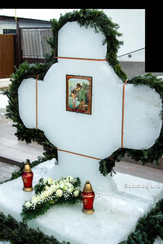 (Foto) Crucile de gheaţă de Bobotează – o tradiţie străveche (2020)