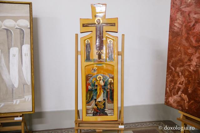 Expoziția „Crucea, de la comunitate la comuniune. 100 de cruci la 100 de ani” la Iaşi (galerie FOTO)