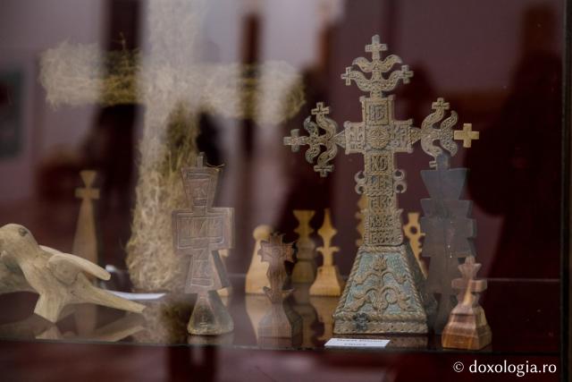 Expoziția „Crucea, de la comunitate la comuniune. 100 de cruci la 100 de ani” la Iaşi (galerie FOTO)