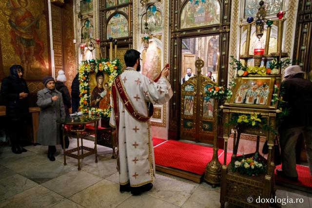 (Foto) Priveghere la hramul Mănăstirii Sfinții Trei Ierarhi din Iași