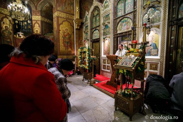 (Foto) Priveghere la hramul Mănăstirii Sfinții Trei Ierarhi din Iași