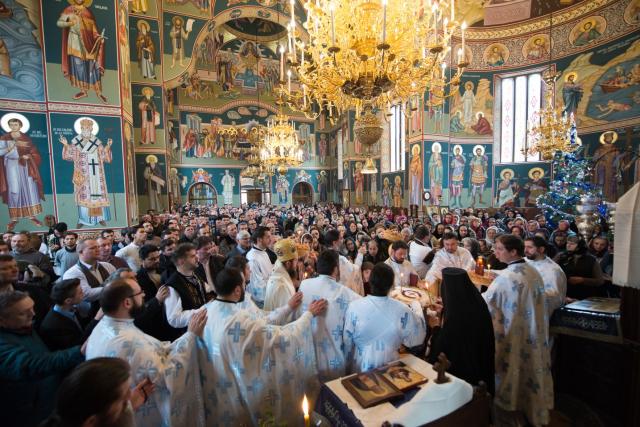 (Foto) Mănăstirea Sihăstria Putnei și-a sărbătorit ocrotitorul, pe Sfântul Serafim de Sarov, prin Liturghie arhierească