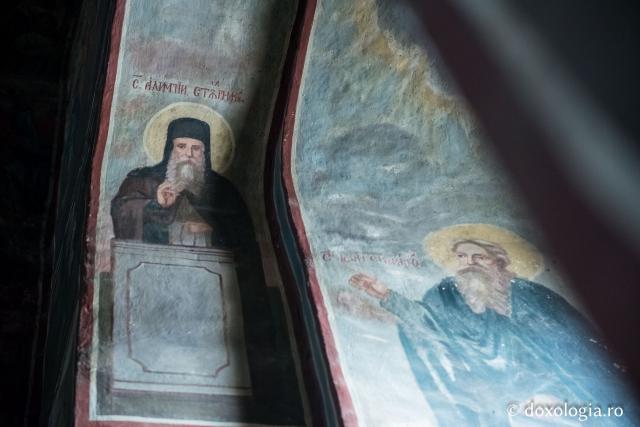 Pelerin la icoana Sfintei Ana de la Mănăstirea Bistriţa (galerie FOTO)