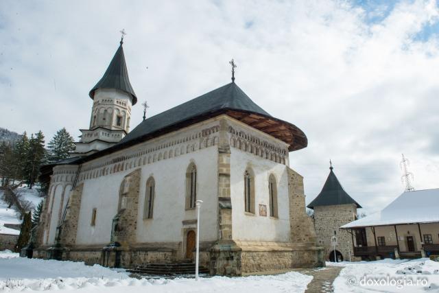 Pelerin la icoana Sfintei Ana de la Mănăstirea Bistriţa (galerie FOTO)