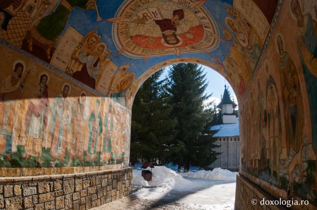 Durău - Mănăstirea de la poalele Ceahlăului (galerie FOTO)
