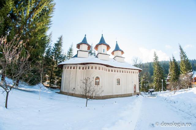 Durău - Mănăstirea de la poalele Ceahlăului (galerie FOTO)