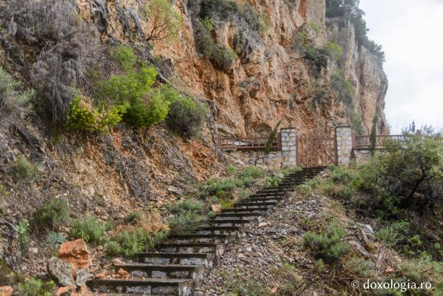 (Foto) Peştera „Sfintei Treimi” din Muntele Athos – pe urmele Sfântului Sofronie Saharov