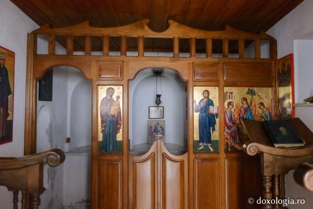 (Foto) Peştera „Sfintei Treimi” din Muntele Athos – pe urmele Sfântului Sofronie Saharov