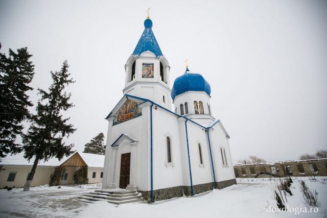 (Foto) Pelerin la Mănăstirea Frumoasa din Basarabia