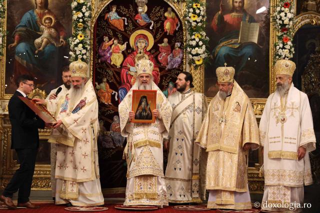 (Foto) Închinare la Sfintele Moaște — Proclamarea Canonizării Sfântului Ierarh Iosif cel Milostiv și a Sfântului Gheorghe Pelerinul