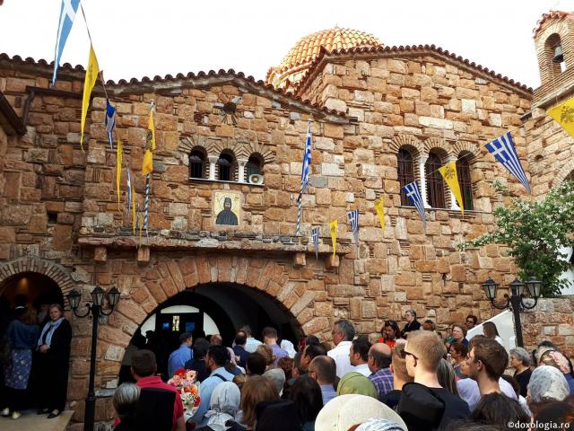 (Foto) Hramul Sfântului Efrem cel Nou – o mare de inimi în rugăciune